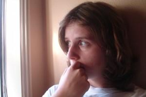 Billedet viser en usikker ung kvinde.