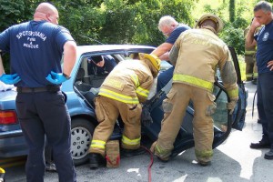 Billedet viser redningsfolk, der rydder op efter en bilulykke. Afsnittet handler om posttraumatisk stress.