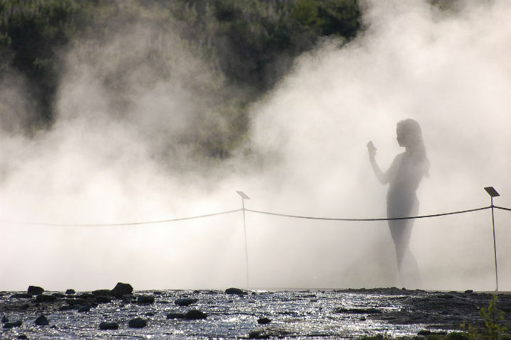 Billedet viser en kvinde, der går i en tåge.