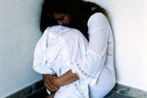 Billedet viser en pige, der skjuler sig. Afsnittet handler om PTSD og undgåelse.