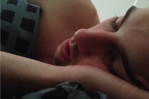 Billedet forestiller en kvinde, der sover. Afsnittet handler om søvn og PTSD.