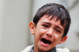Billedet forestiller en grædende dreng. Siden handler om hvordan traumatisk stress ses hos børn.