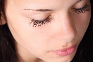 Billedet viser en pige. Siden handler om symptomer på komplekse traumer hos børn og unge.