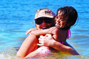 Billedet viser en mor og datter. Siden handler om hvordan du hjælper dit barn som har komplekse traumer.