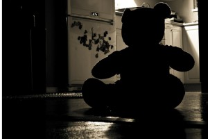 Billedet viser en ensom bamse. Siden handler om hvad komplekse traumer er.