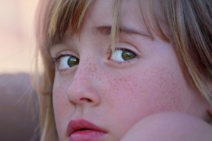 Fotoet viser en pige der holder øje. Siden hander om livet med vagtsomhed.