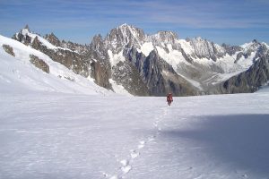 Billedet viser en mand der går alene i sneen. Siden handler om hvordan traumer kan gøre dig isoleret og ensom