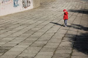 Siden handler om hvordan Kompleks PTSD udvikles. Billedet viser en ensom dreng.