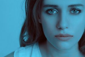 Siden handler om følelse og traumer. Billedet viser en trist ung kvinde.
