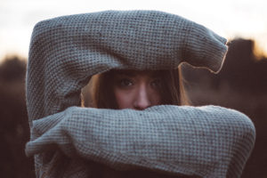 Billedet viser et udsnit af en kvinde. Siden handler om en verden, der er skrumpet ind. Fotoet er af Norman Toth.