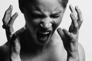 Fotoet viser en vred kvinde. Af Gabriel Matula. Siden handler om vrede, aggression og PTSD.