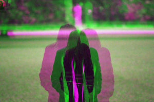 Fotoet viser en fragmenteret person. Fotoet er taget af Matus Kovacovsky. Siden handler om Dissociativ Identitets Forstyrrelse