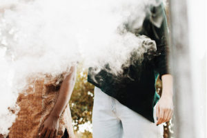 Fotoet viser personer indhylet i tåge. Fotoet er taget af Mosa Moseneke. Siden handler om dissociativ amnesi.