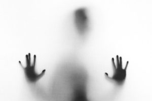 Fotoet viser en person i tåge. Siden handler om hjernen ved PTSD og dissociative symptomer. Fotoet er taget af Stefano Pollio.