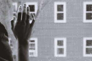 Fotoet viser en kvinde i sig hjem, hvor regnen falder på ruden. SAiden handler om Kompleks PTSD - mit usynlige helvede. Fotoet er taget af Kristina Tripkovic.