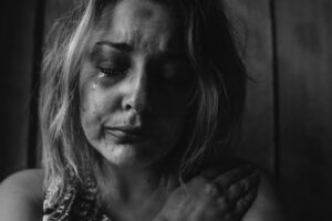 Billedet forestiller en traumatiseret kvinde. Fotoet er taget af Kat J. fra Unisplash.