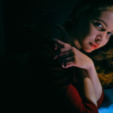 Fotoet forestiller en kvinde, der beskytter sig selv. Siden handler om behovet for ro og forudsigelighed. Fotoet er taget af Daniil kuzelev.