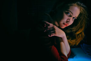 Fotoet forestiller en kvinde, der beskytter sig selv. Siden handler om behovet for ro og forudsigelighed. Fotoet er taget af Daniil kuzelev.