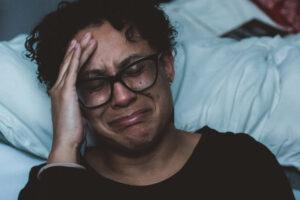 Fotoet viser en grædende kvinde. Siden handler om følelser, der er for svære at rumme. Fotoet er taget af Claudis fra Unisplash.