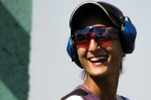 Fotoet viser en kvinde med solbriller og høreværn på. Siden handler om synsindtryk, lugte og lyde, som er overbelastende for mennesker med Kompleks PTSD.