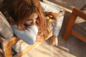 Belledet viser en træt kvinde. Siden handler om at have for lidt energi. Fotoet er af Zohre Nemati.